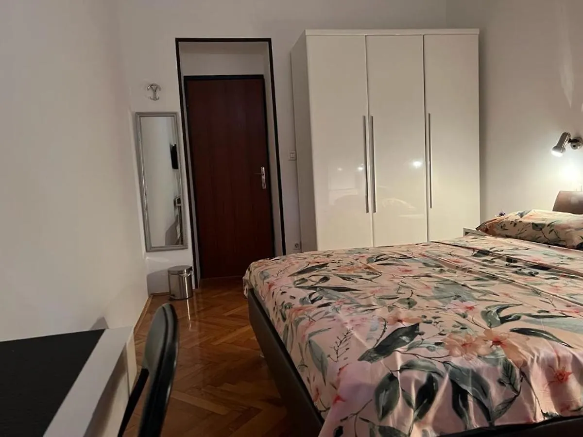 Rooms Aida Pula 0*,  Croatia